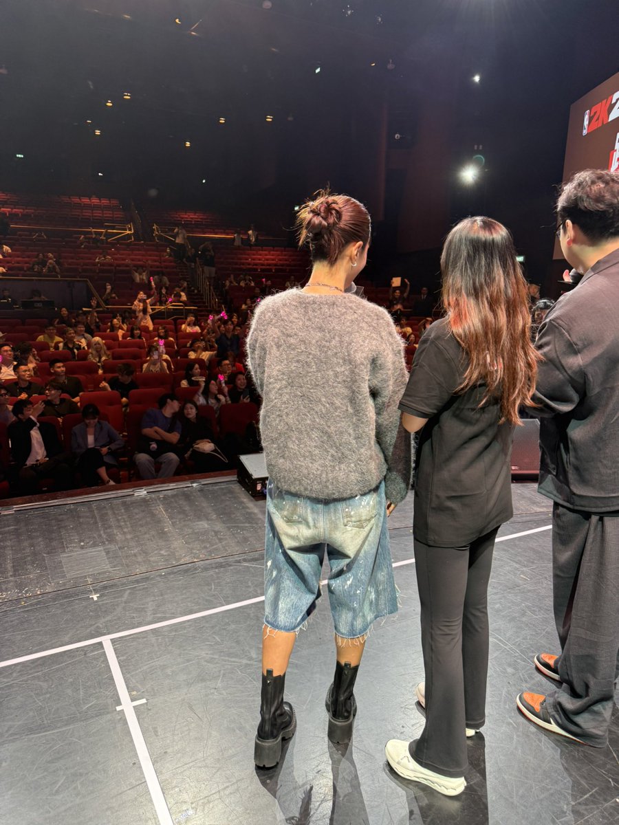mssummerng's tweet photo. Yuri picked me from the audience to played the game, and I won😂😂 https://t.co/fCRLtVehI1