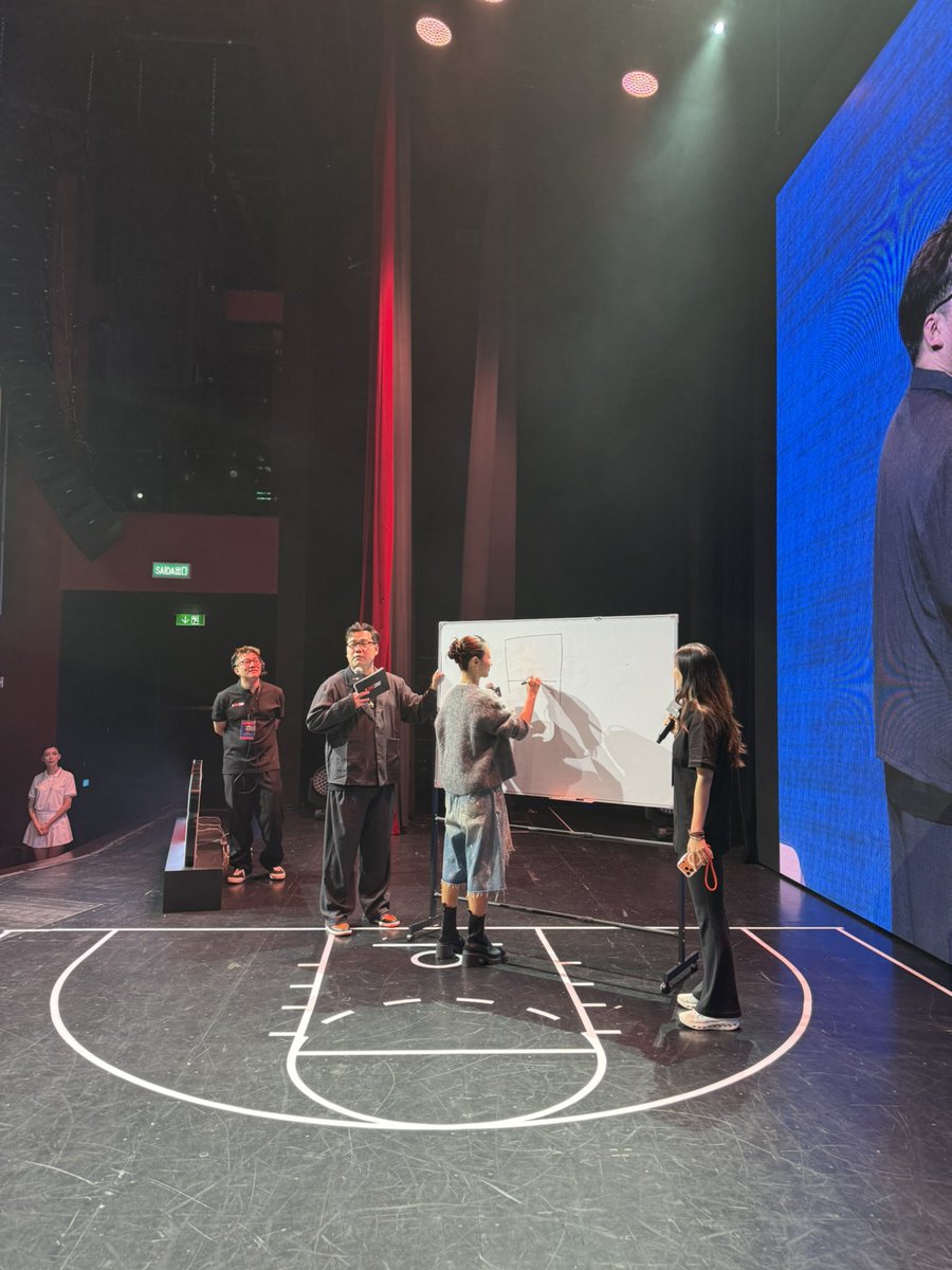 mssummerng's tweet photo. Yuri picked me from the audience to played the game, and I won😂😂 https://t.co/fCRLtVehI1