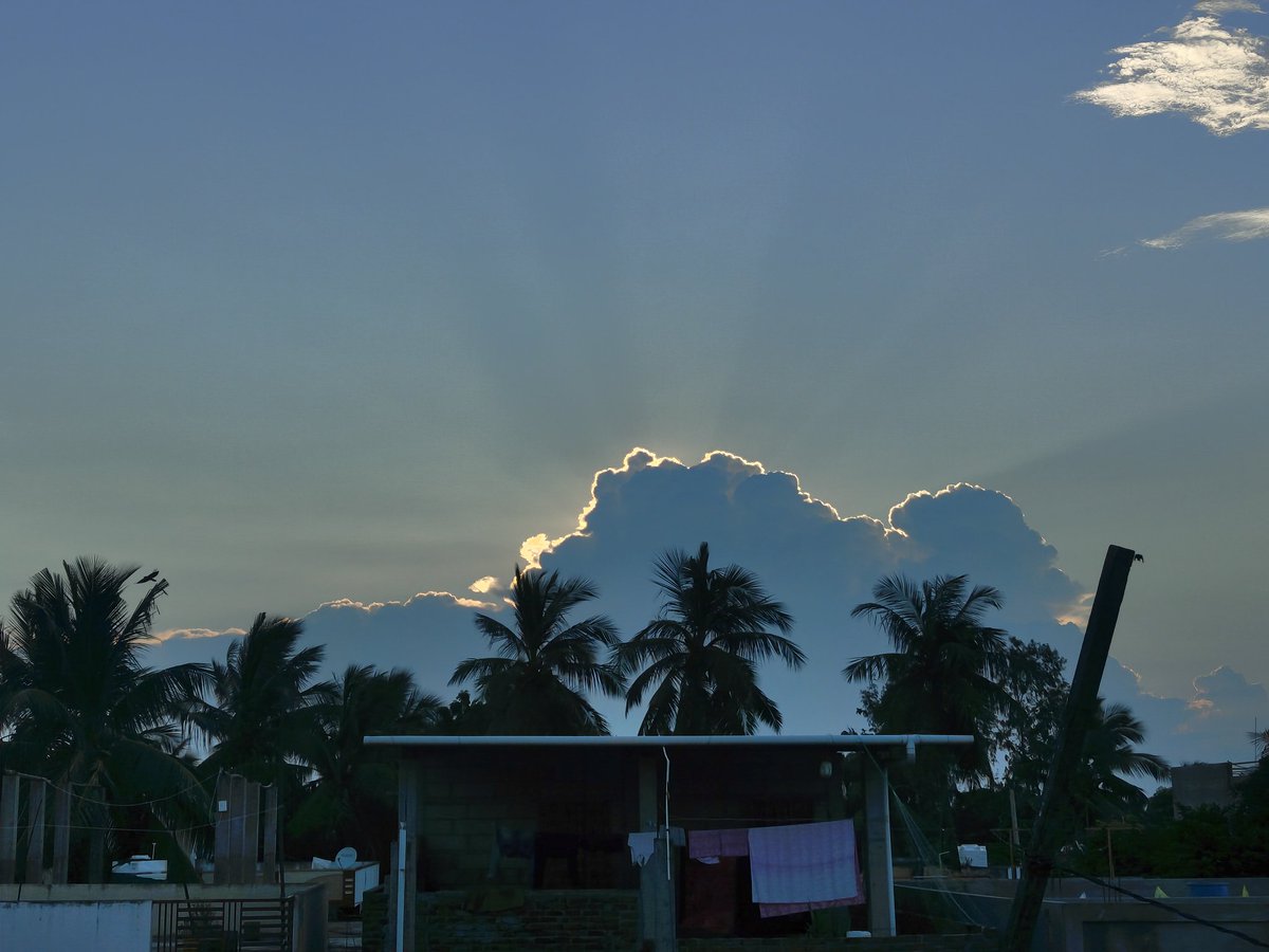 r_vvtk's tweet image. #mobilepic #sky #clouds 
Like it