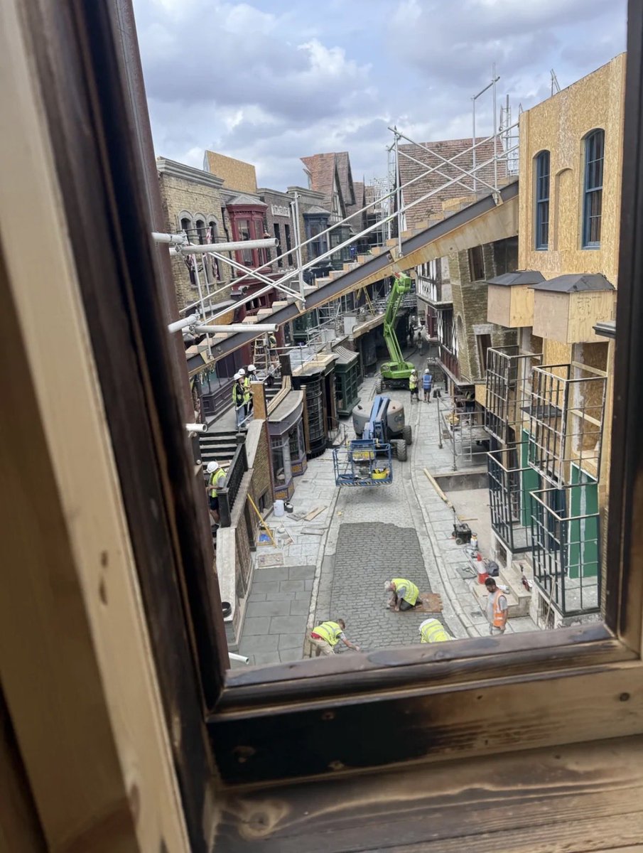 Selon u/No-Improvement-9835 (un utilisateur de Reddit), voici ce qui semblerait être là construction du Chemin de Traverse pour la future série télévisée #HarryPotter de <a href="/HBO/">HBO</a>.