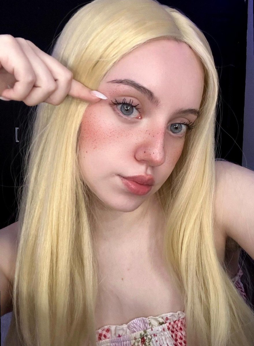 Molly Clark 🍒 tweet media