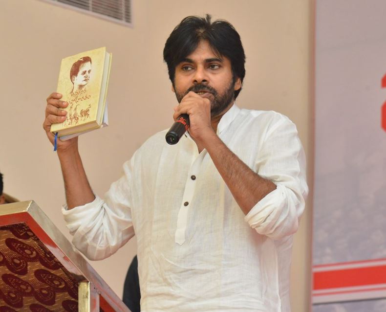 TheBongChh's tweet image. Thread

BOOKS - READING LIST - @PawanKalyan&apos;s Picks

1. ఆధునిక మహాభారతం (Aadhunika Mahabharatam) by Gunturu Seshendra Sharma. Reprinted by @PawanKalyan in 2016. 

It is a Telugu collection of poems by the author - a commentary on contemporary India during 1970-86.