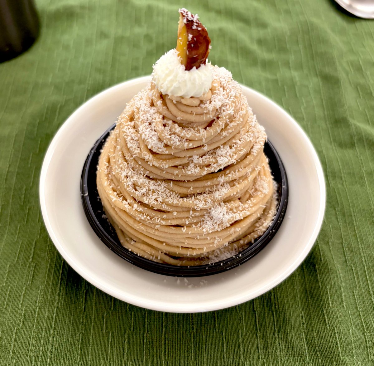 it921112's tweet image. 今日は『noix（ノワ）』のモンブランを頂きました🧁
ノワさんのモンブランは人気ですぐに売り切れてしまうそうです😢
中には大粒の栗の渋皮煮が入っており、アクのない上品な栗の風味が広がります🌰✨
土台のパイ生地のようなサクサク食感とほんのり甘めのマロンクリームがとても良く合います👍