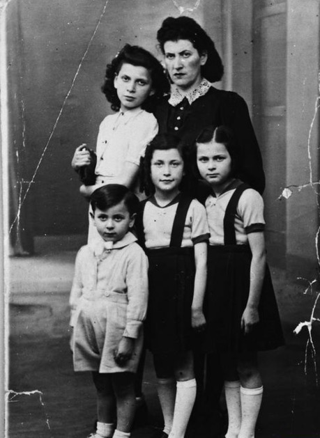 11 October 1933 | A Polish Jewish girl, Berthe Zlotnik, was born in Będzin. She emigrated to France.

In August 1942 she was deported to #Auschwitz from #Drancy with her mother Sarah, her sisters Jeanine &amp;amp; Yvette and her brother Jacques. All were murdered in a gas chamber.