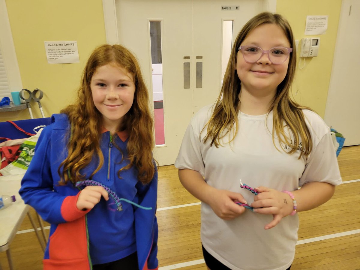 gg_tay_ochils's tweet image. 6th Perth Guides couldn’t wait to dive into the new interest badges! 🌟

They chose the Friendship badge first and ticked off two clauses at their meeting — including a great discussion about what makes a good friend.
#GirlguidingScotland #Girlguiding #Guides #Friendship #Badges