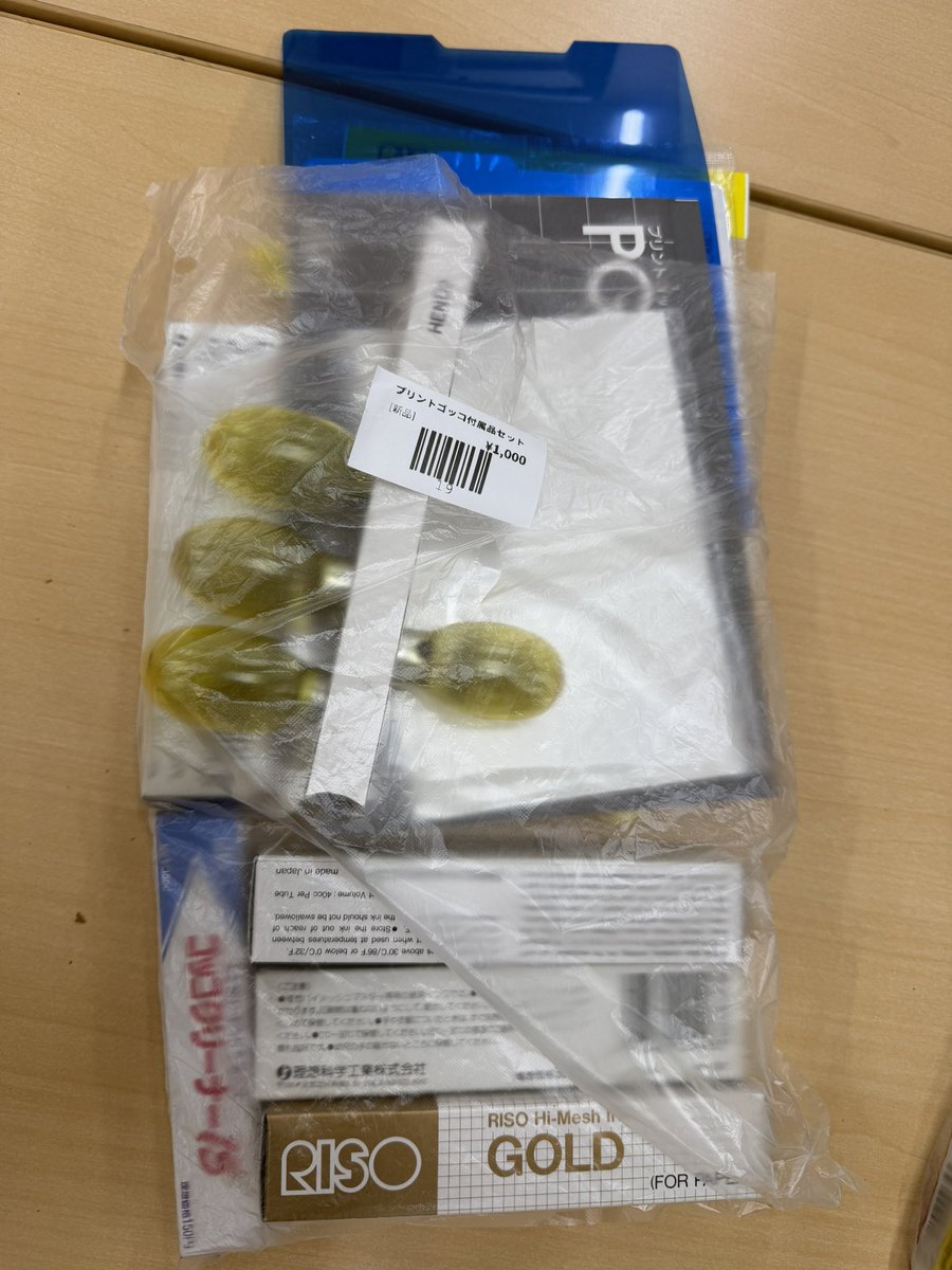 yumu19's tweet photo. COC (Computer Oparating Club)のジャンク市、ガジェット、基板、書籍などいろいろ売ってるけど、プリントゴッコの部品も売ってた🤣 #蒼天祭2025 #COCジャンク市 https://t.co/FhBhXGvky7