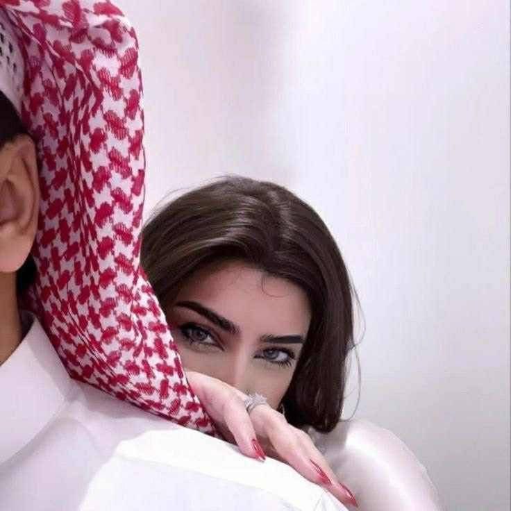 المهم تعالي جنبي .. عندي مواضيع ما تنفتح الّا " وكتفي على كتفك "