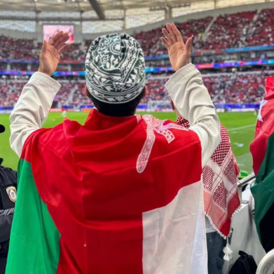 Nabil20183's tweet photo. نحن التاريخ ،، نحن الحضارة ،، نحن كرة القدم
فمن شواطئ مسندم العز إلى شواطئ ظفار المجد مروراً بجبال عُمان وسهولها في داخلها وباطنها وشرقيها ومن مسقط العامرة قلوبنا مع الأحمر للمونديال العالمي. https://t.co/lTNFST6JDn
