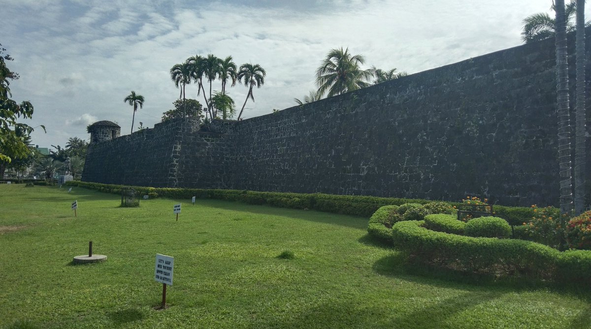El Fuerte de San Pedro, en Cebú, fue la primera fortificación construida por los españoles al llegar a las Filipinas (c. 1565), aunque la construcción que se ve en la actualidad es de 1738, y su principal propósito era defender la ciudad de los piratas moros de Mindanao.