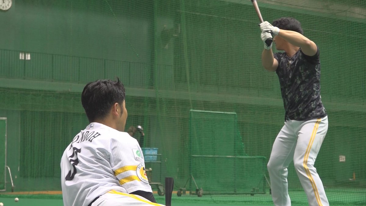HAWKSSPIRIT2025's tweet image. ━━ 密着カメラ撮影カット ━━ 
春キャンプ…  #栗原陵矢 選手がバットを振る姿を #近藤健介 選手が見守っています。シーズン中もよく目にした、信頼と絆を感じる光景です。

#ホークス映画  #ホークススピリット #sbhawks
🎬12.26ROADSHOW