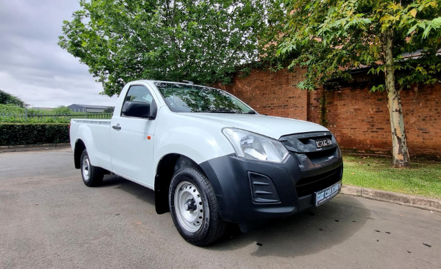 AutoTraderSA's tweet image. A new #VWPoloVivo is pricey, so if you&apos;d rather spend wisely and buy used, we picked a few other reliable cars in the R250k to R300k price range as alternatives. What would you choose? bit.ly/WhatCanYouBuyU…