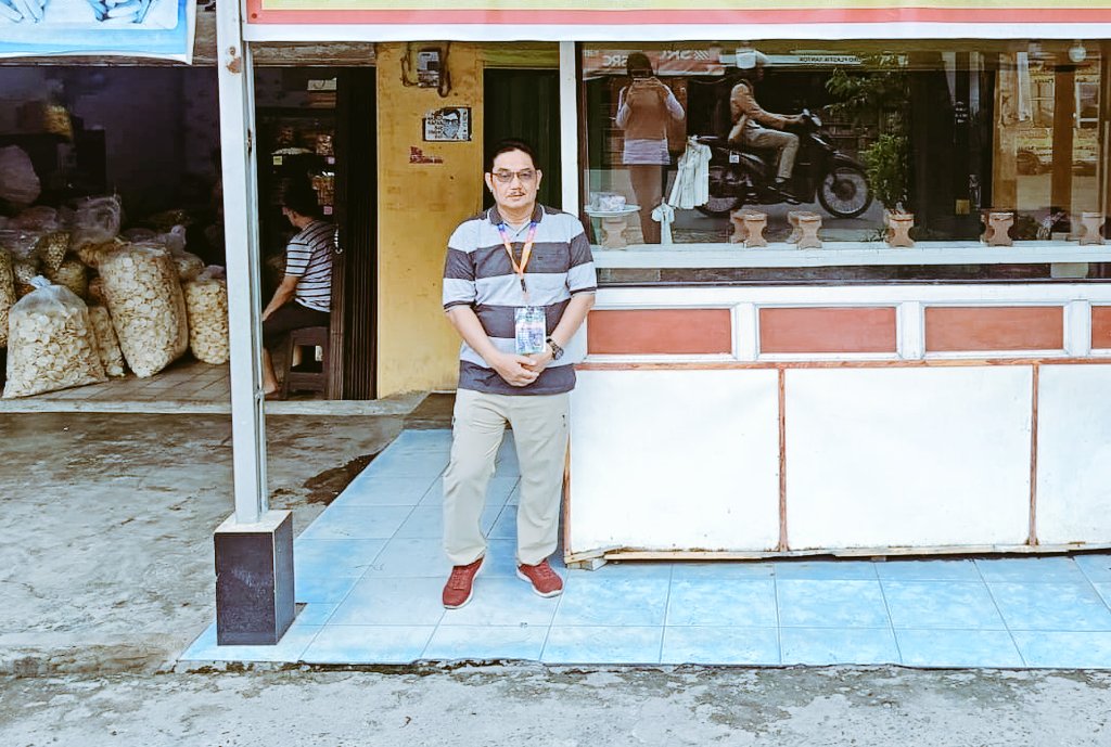 Siaga penuh di #PORNASKORPRI2025! Tim Kesling bergerak cepat, mulai dari inspeksi Rumah Makan hingga packing paket makanan higienis. Tim kami menjamin kesehatan &amp; kebugaran para ASN Atlit, Semangat brother! 🔥
​#KesehatanLingkungan #FoodSafety #Palembang #KORPRI