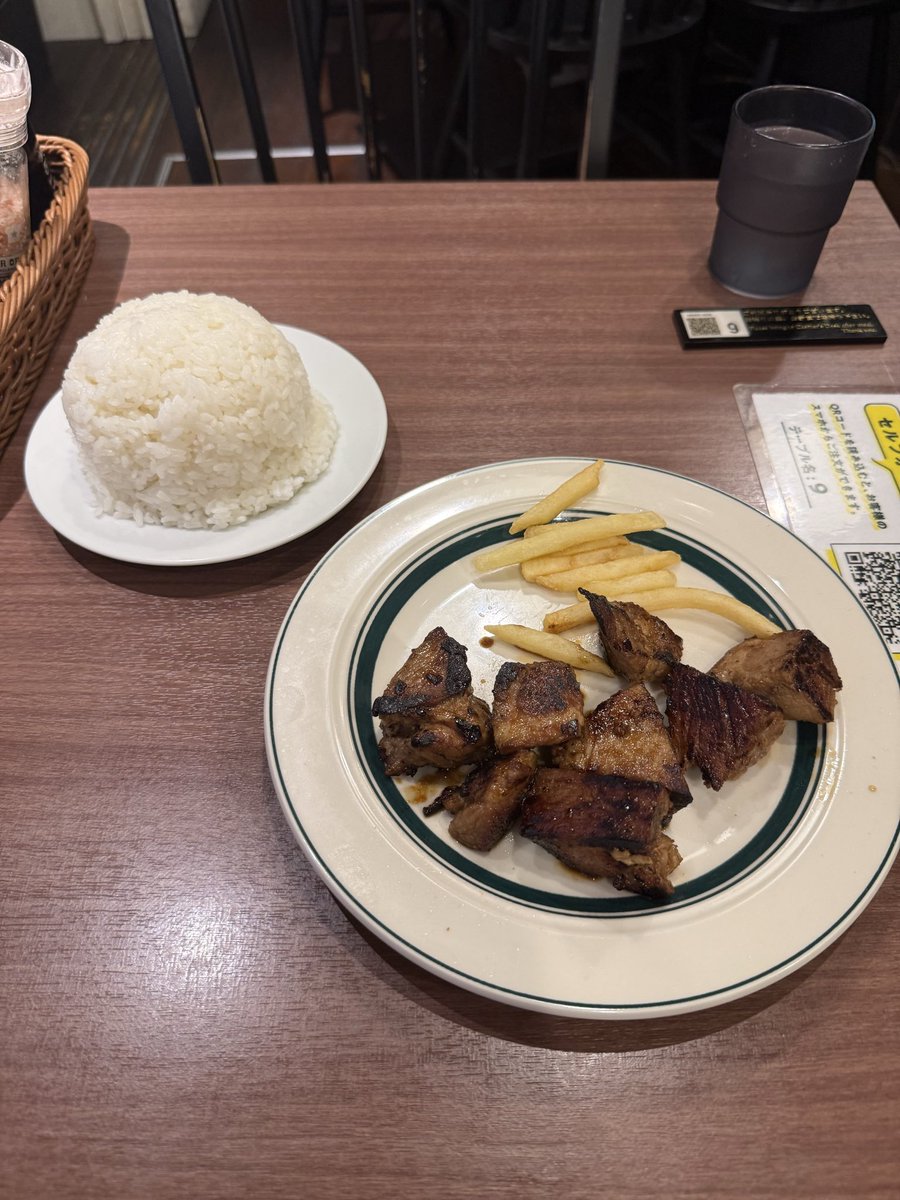 本日は名古屋へ(o^^o)まずはマロリーポークステーキさんでカットステーキを頂きます╰(*´︶`*)╯♡
この後追加でお肉がきます(΄◉◞౪◟◉｀)