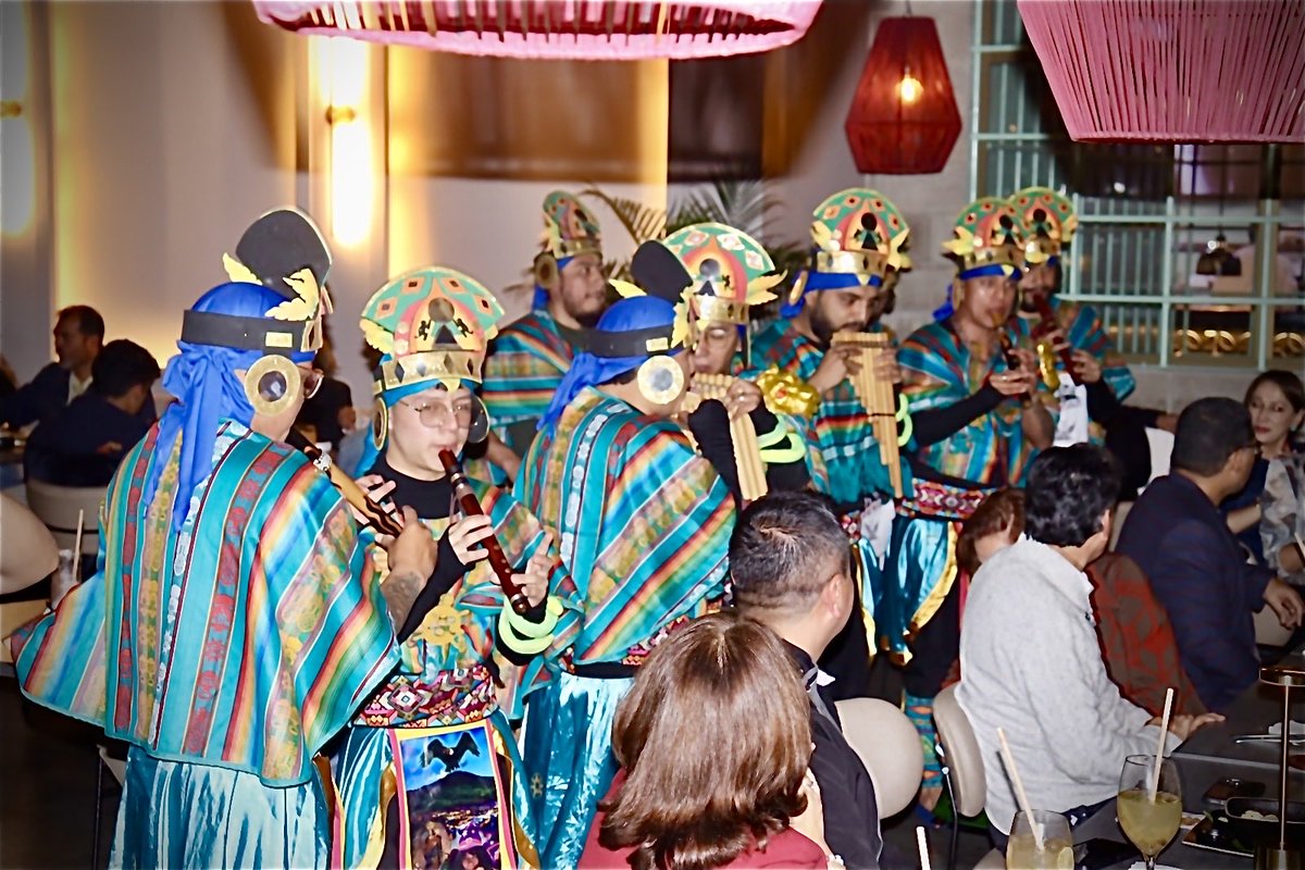 Con una velada llena de arte y alegría, cerramos la XIV Maratón de Enfermedades Infecciosas junto a la Murga Cantares de Urcunina.

🏥 Agradecemos a todos los ponentes, participantes y organizadores por hacer posible esta edición, compartiendo conocimiento y fortaleciendo la