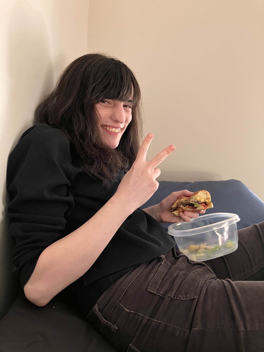 got to hang out with friend today and she brought me BORGER. BORGER FROM MY FAVOITE BORGER PLACE RAHHHHHHHHHH