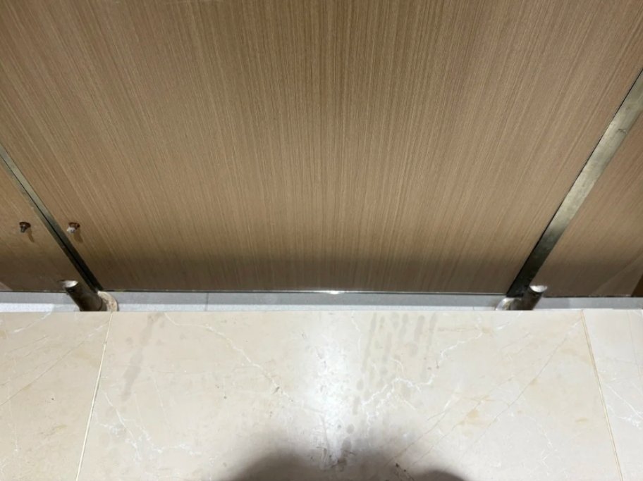 我去家人们！！你不知道刚刚发生了什么事儿，不是中午饭点嘛，吃完后上卫生间的时候听到隔壁嗯嗯嗯的声音，这种声音很微弱，很弱小，但我确实听到了，这tm是我有史以来第一次在公共场合遇到这种事情，居然还发生在我上班的地方
不会是哪位推友或者是哪位博主吧，我录下来了，一会发给你们听一下 https://t.co/3LIpQ1dcJU