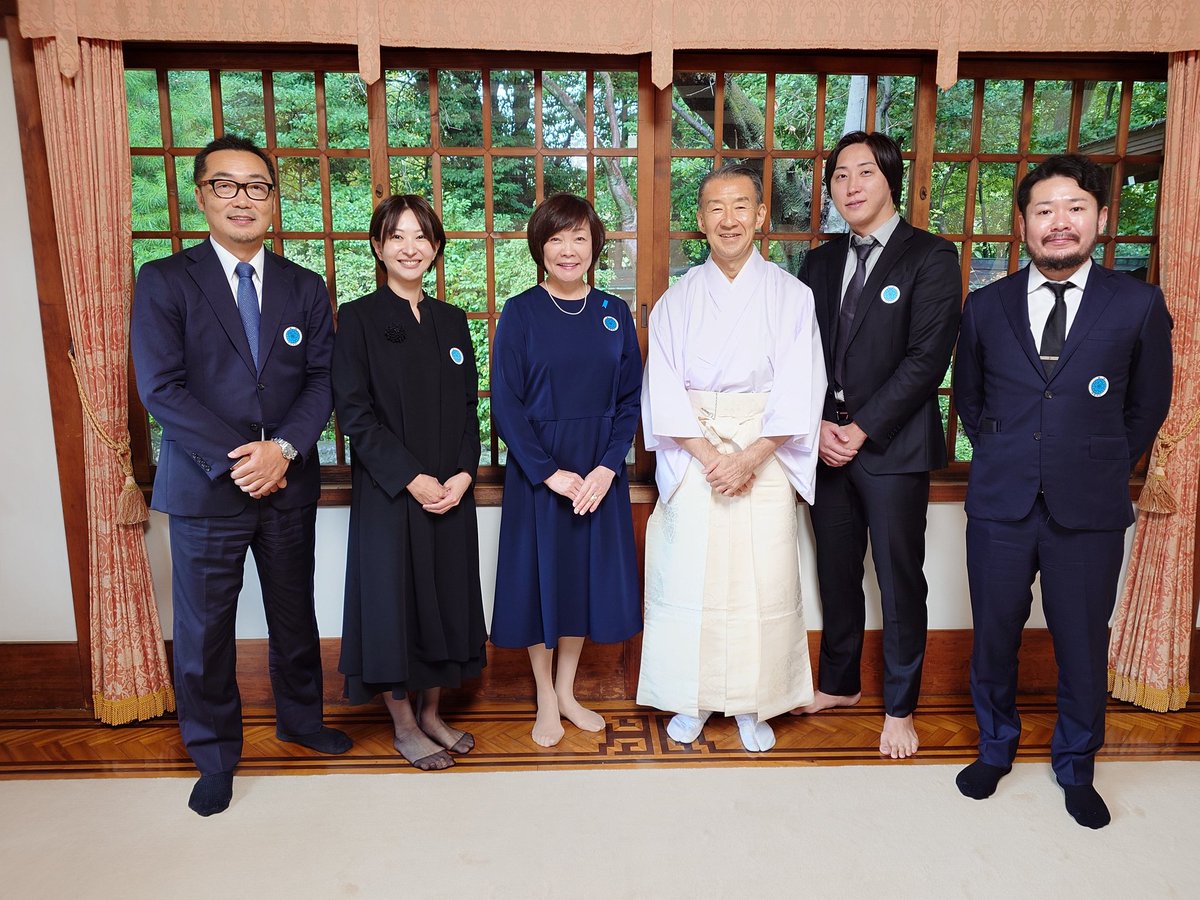 今朝はこんなメンバーで靖國神社正式参拝。
お誘い下さった方は遅れて来られて参拝できず😓
これも神様のおはかりなのか・・・
英霊の皆様と主人の魂とともに日本国の安寧をお祈りしました。