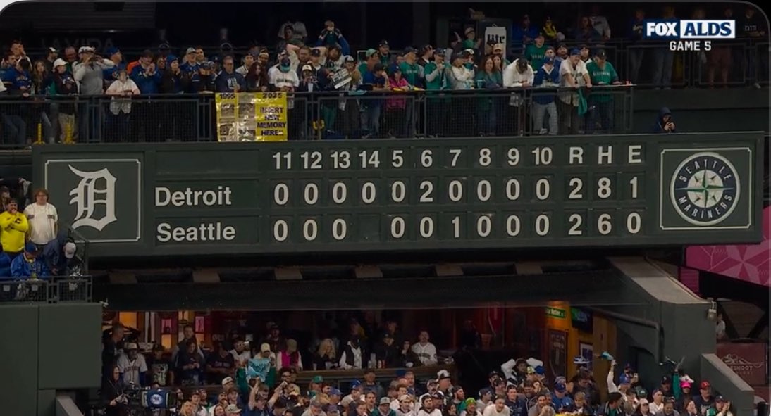 미국놈들 포스트시즌 근황: 14회까지 가는 바람에 스코어보드 자리없어서 ㅇㅈㄹ함