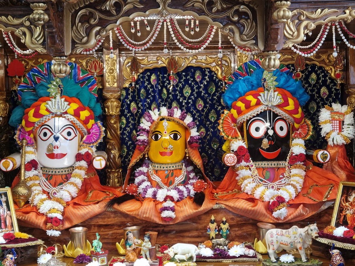 achyutgopald's tweet image. (11-10-2025)

🌻 HARE KRISHNA 🌻

🪷 JAI SRILA PRABHUPADA 🪷

🪷 Today&apos;s Śṛingār Darshan of *Lord Jagannath* 🪷 *भगवान जगन्नाथ* के आज के श्रृंगार दर्शन 🪷

📿 *Note:* Today is the Disappearance Day of Srila Narottam Das Thakura 🙏

🛕ISKCON – Chodan Centre
इस्कॉन – चोडन सेंटर 🛕