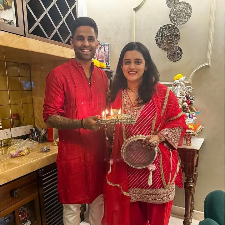 Anuragyadavjnp's tweet image. भारतीय क्रिकेटर सूर्य कुमार यादव ने अपनी पत्नी देवीशा शेट्टी के साथ करवाचौथ का पर्व मनाया Happy karwa chauth 💕...............
#SuryakumarYadav 
#devishashetty 
#HappyKarwaChauth2025