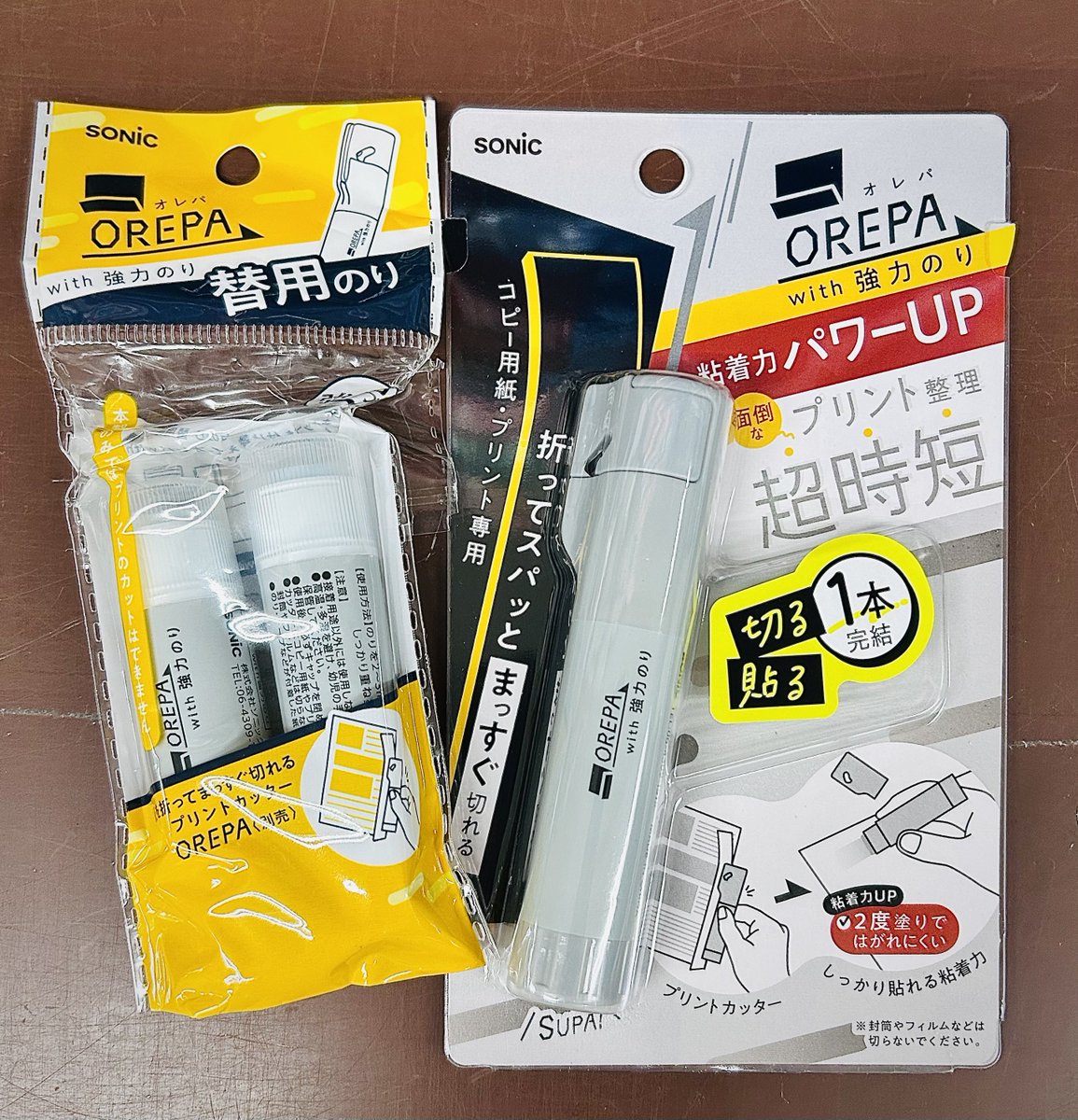 KIno_Hiroshima's tweet photo. ✏️文具コーナーより✏️
切ると貼るが一本で完結する『OREPA』に粘着力がUPした強力のりタイプ出ました!替用のりも入荷してますのでぜひ❣️Y.R
#OREPA #文具 #書店 #新商品
#紀伊國屋書店 #広島市
#Kinokuniya https://t.co/ORWiPh7AZx