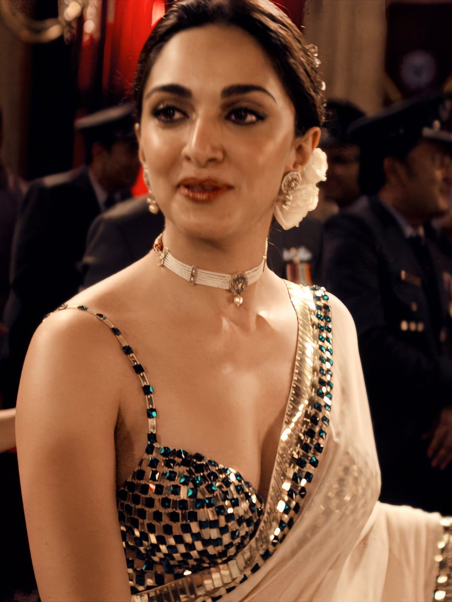 Me:Yenti madam Intha andham sir ki matramena,naaku kuda kochem panchochuga
Boss wife:Me boss ni convince chesko,permission iste panchadaaniki nen ready
Me:Me lanti andamaina aadadhi okari permission kosam wait cheyyadanukunta,andulo mogudini assalu pattichukoranukunta
Boss