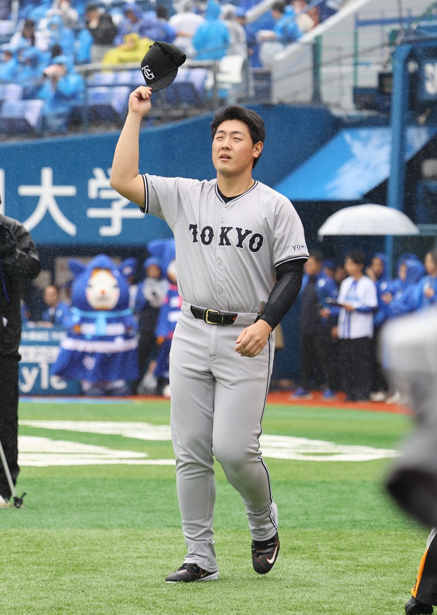 sanspo_giants's tweet image. 【🔥#熱闘撮って出し🔥】
スタメン発表で左翼ウイング席の巨人ファンに帽子を取って感謝を示した #岡本和真 選手（撮影・萩原悠久人）

#巨人 #ジャイアンツ #giants #サンスポ