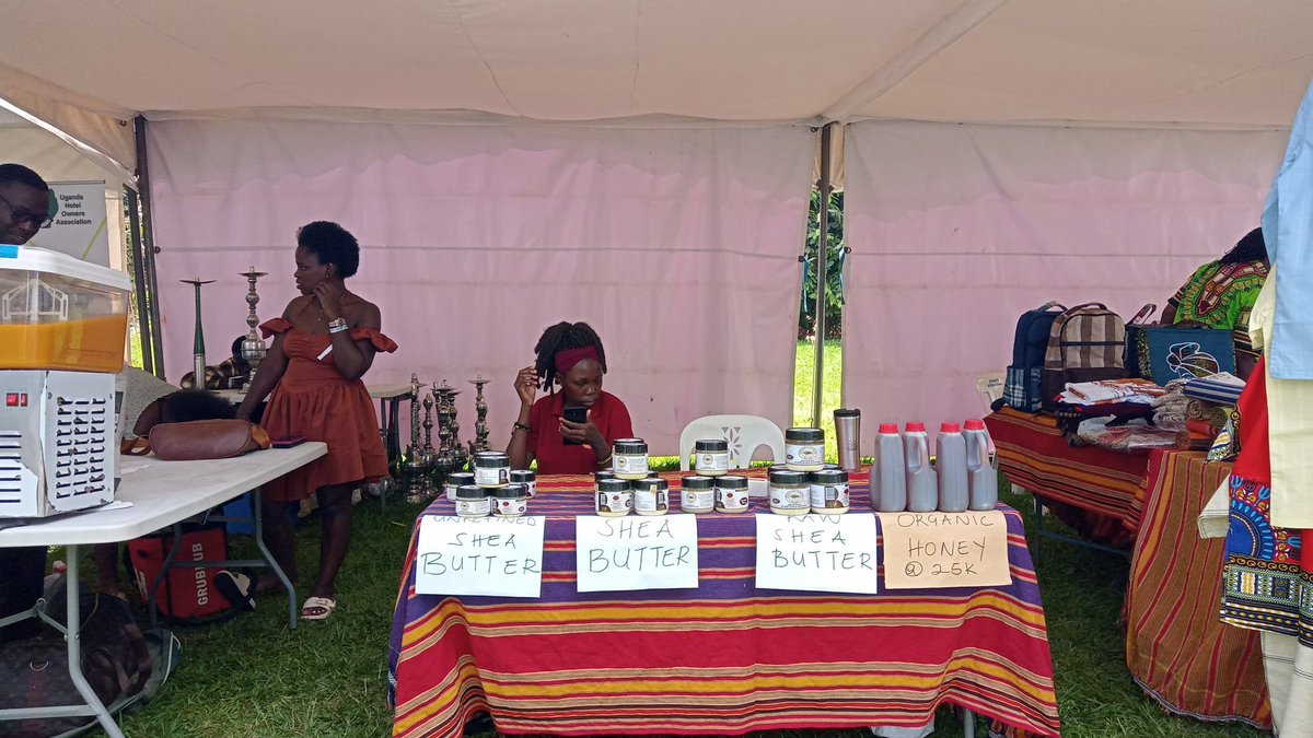 LoneWalker_256's tweet image. In this final and last day of the @Vumbula_Uganda Festival, my household is exhibiting and selling our premium nilotica shea butter and Asali Nzuri Organic Honey. 

Pass by our booth to learn and experience nature&apos;s greatest products from West Nile. 

#VumbulaUganda | #SheaButter