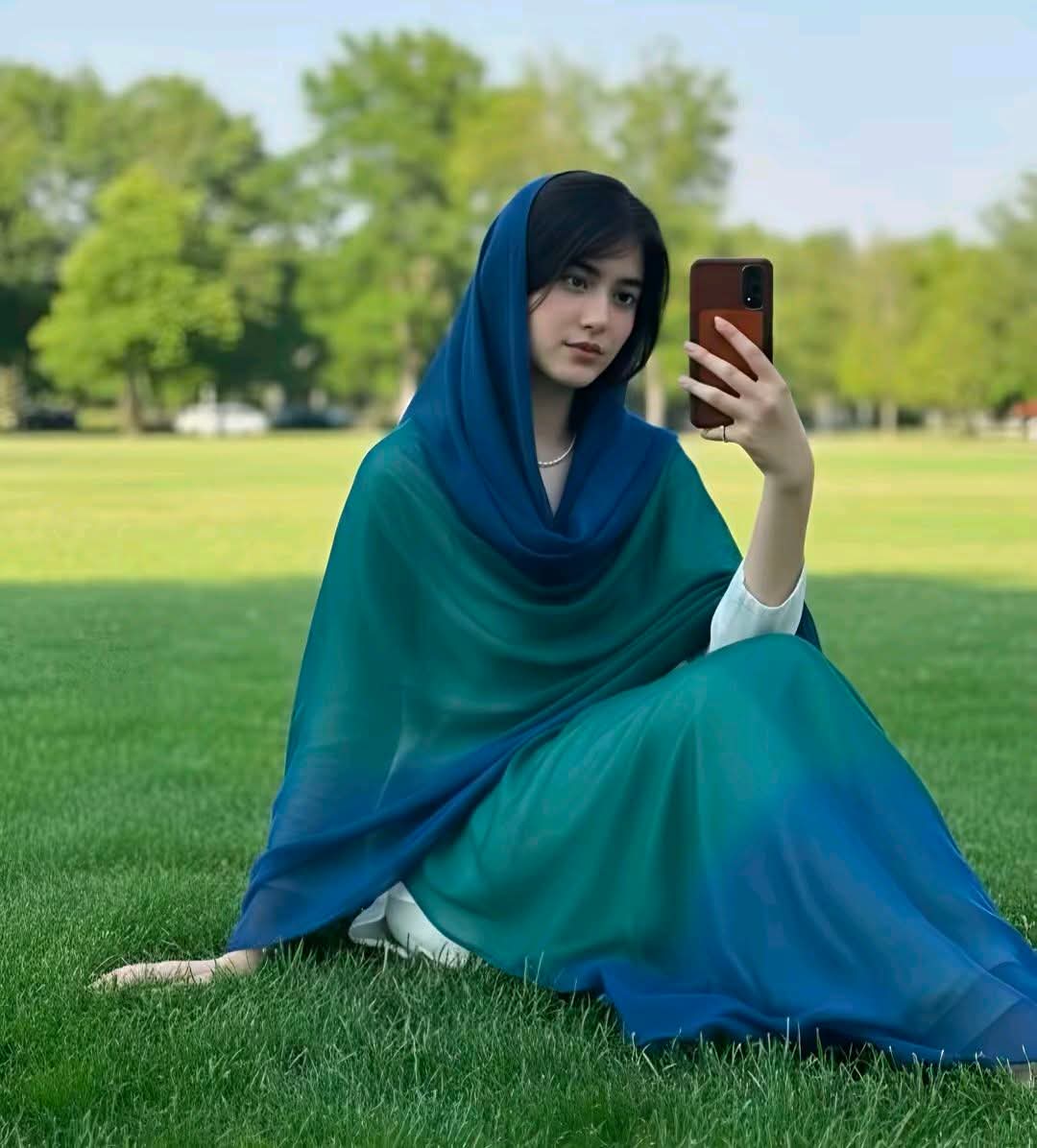 They said good morning
What a sweet custom
When it becomes my excuse everyday
For your bossident