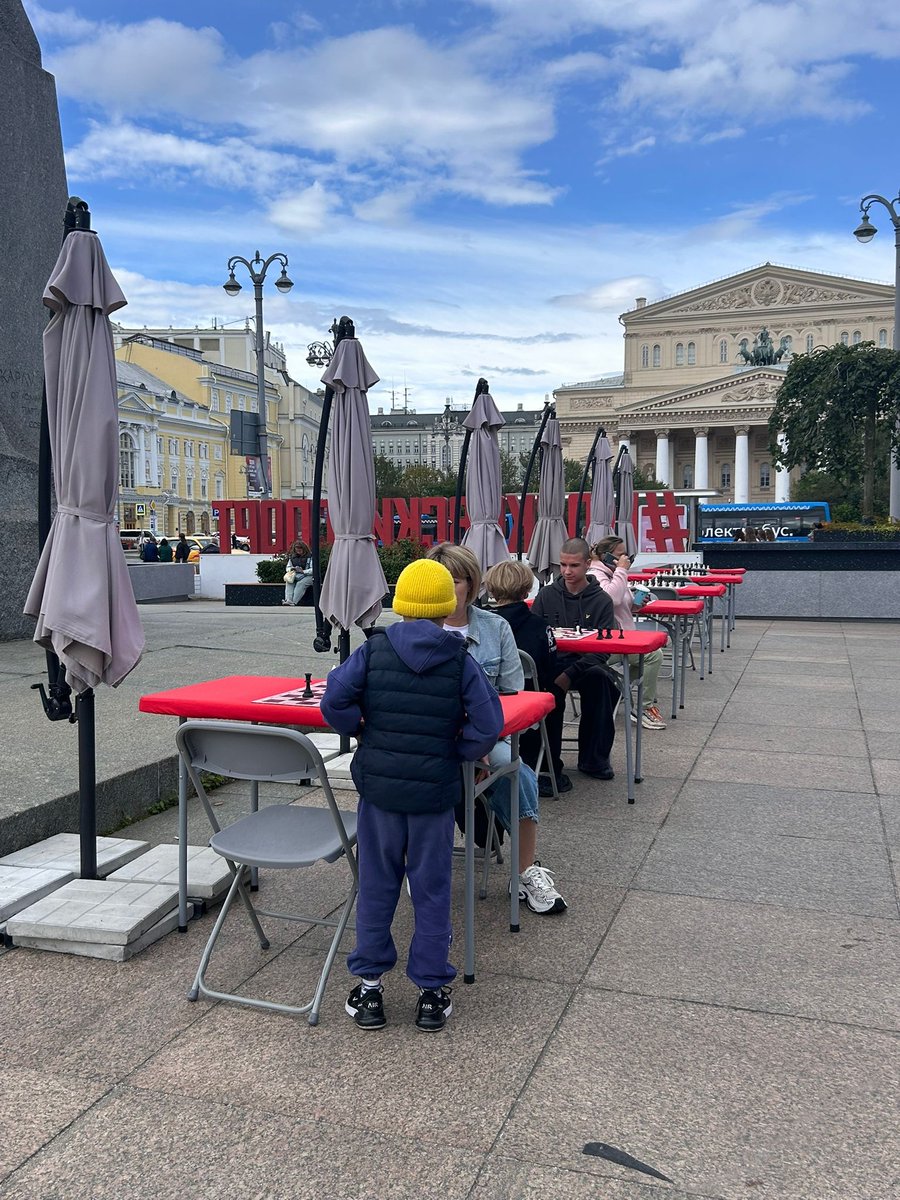 rinalu_'s tweet image. In Moscow, you can find tables like this where anyone can sit down and play chess. It’s a beautiful and mind-sharpening game,  great for both kids and adults. I honestly think they should put more of these in Europe and the U.S. too. Maybe they should start with the parliaments…