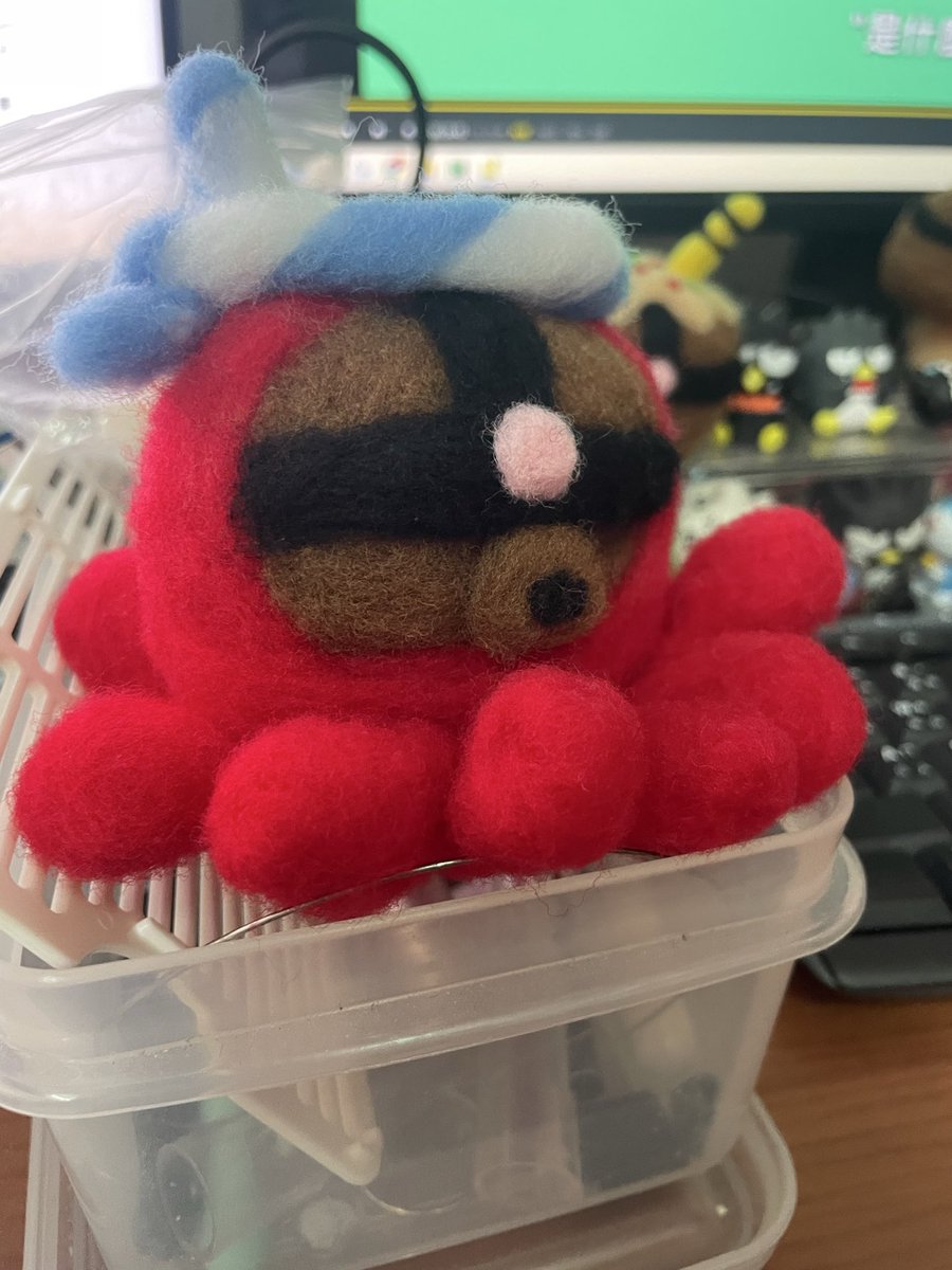 acguyking's tweet photo. 亞凱章魚～
ACGUY Octpus
アッガイたこ

大阪吊飾part 2，頭巾花了不少功夫，效果挺好，讚啦

Took me a while to make that scarf, looks good :)

アッガイたこ：いらっしゃいませ～！

#handmade #needlefelting 
#手作り  #羊毛フェルト https://t.co/m0XndqC2Gm