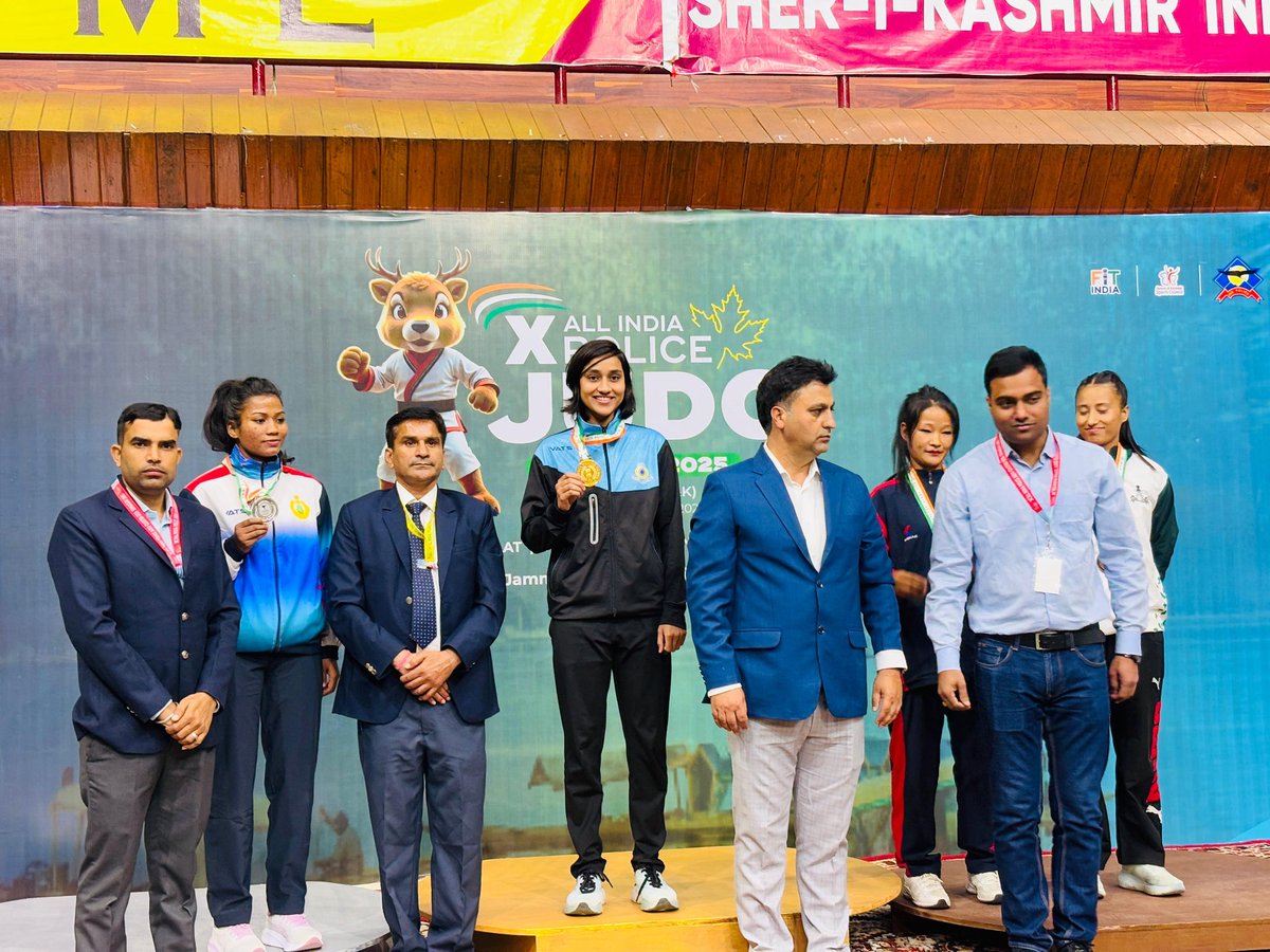 AnanddevPathak's tweet image. Srinagar Jammu and Kashmir मे आयोजित 
10th all India police game judo cluster 2025 मे गौरी पाठक को गोल्ड मेडल मिलने पर बहुत-बहुत बधाई...
Congratulations  Gauri Pathak 
For getting gold representing @crpfindia a native of  Varanasi , Uttar Pradesh .
So proud ❤️🥇