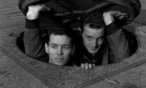 merlinpapin3's tweet photo. .@FredOL69007 .@tbarnaud Voici mon TOP12 des films du Réalisateur #JacquesBecker
2 – Le Trou de Jacques Becker (1960) avec Jean Keraudy Michel Constantin Marc Michel Philippe Leroy Beaulieu Raymond Meunier André Bervil
Claude Gaspard est incarcéré à la prison de la Santé, à la suite d'un faux témoignage de sa femme l'accusant d'avoir tenté de l'assassiner. Il a pour compagnons de cellule quatre détenus qui préparent leur évasion. Claude est adopté. Avec une énergie farouche, ils creusent un tunnel devant les mener à la liberté. La veille du jour choisi pour mettre leur projet à exécution, Claude est convoqué chez le directeur de la prison.