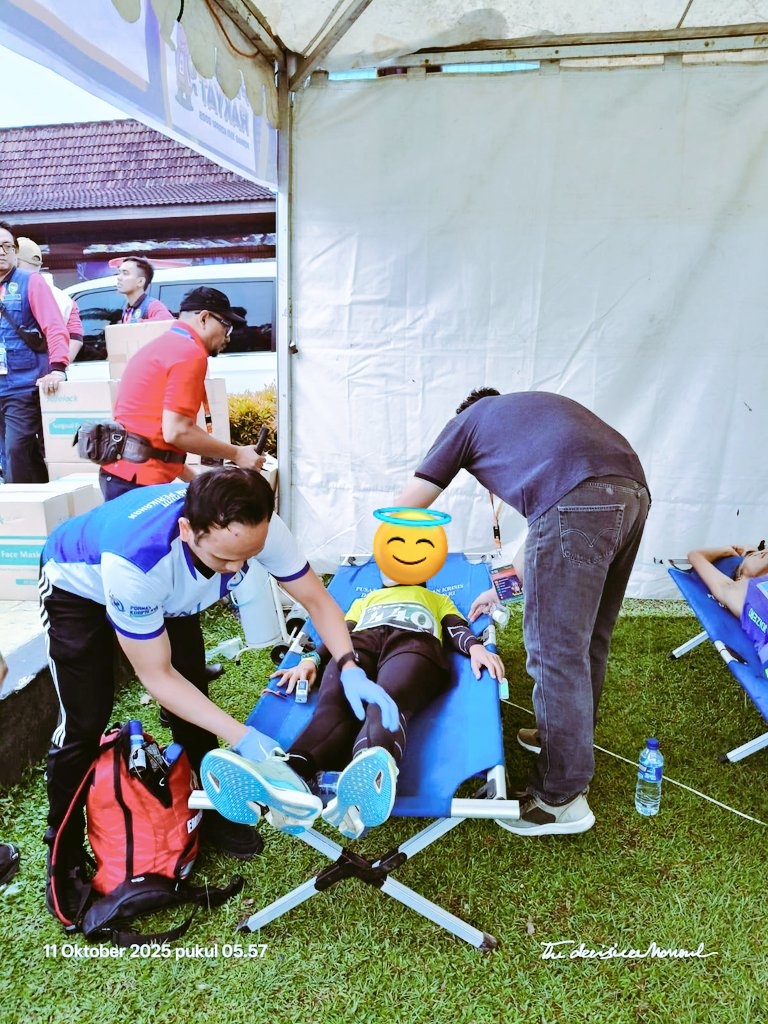 Ketika semangat mengejar batas, tubuh butuh penanganan terbaik. Pemandangan dari cabor lari #PornasKORPRI ini mengingatkan kita: Sehebat apapun kompetisi, kesiapan fisik dan kehadiran Tim Medis adalah kunci. Lari tuntas, pulih cepat!
#GayaHidupSehat #PornasKORPRI2025