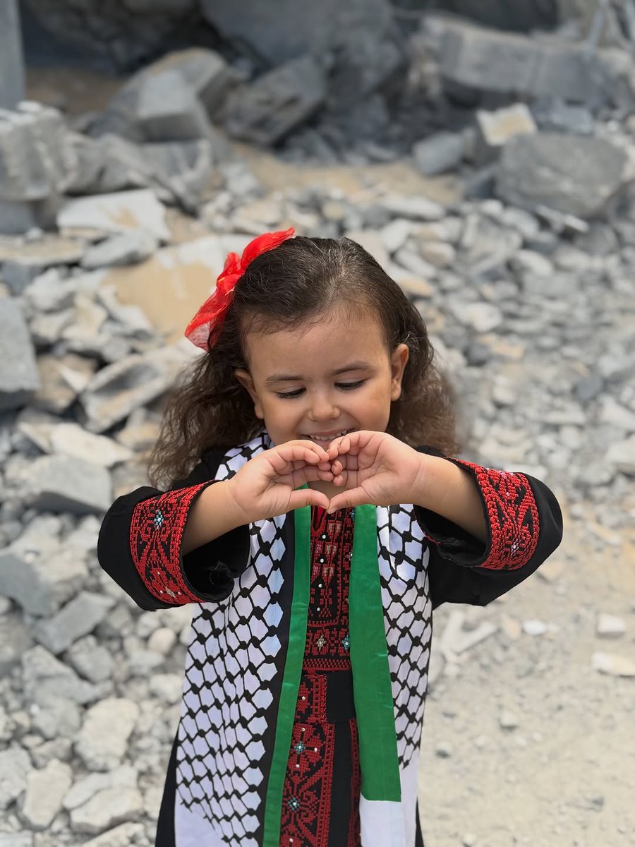 Yıkıntılar arasında bir çiçek...
Küçük bir kalp…
Büyük bir direniş. 🇵🇸❤️

#DontLeaveGaza