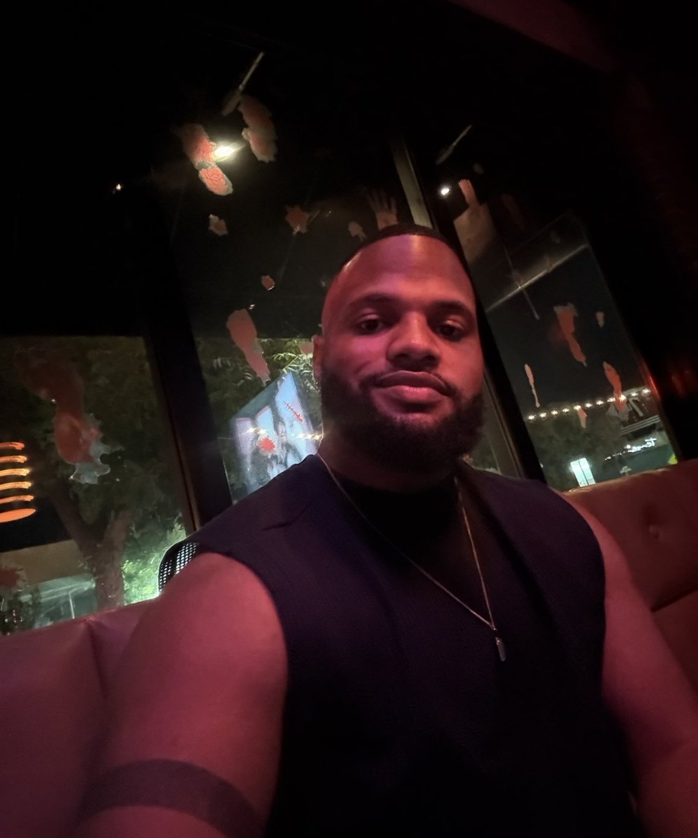 Devanthoward's tweet image. 🥂
