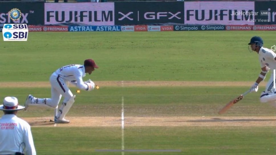 abhaysingh_13's tweet image. How insecure a captain could be? Shubhman Gill thrown Yashasvi Jaiswal under the bus so that he could not get his 200! 
 🤡