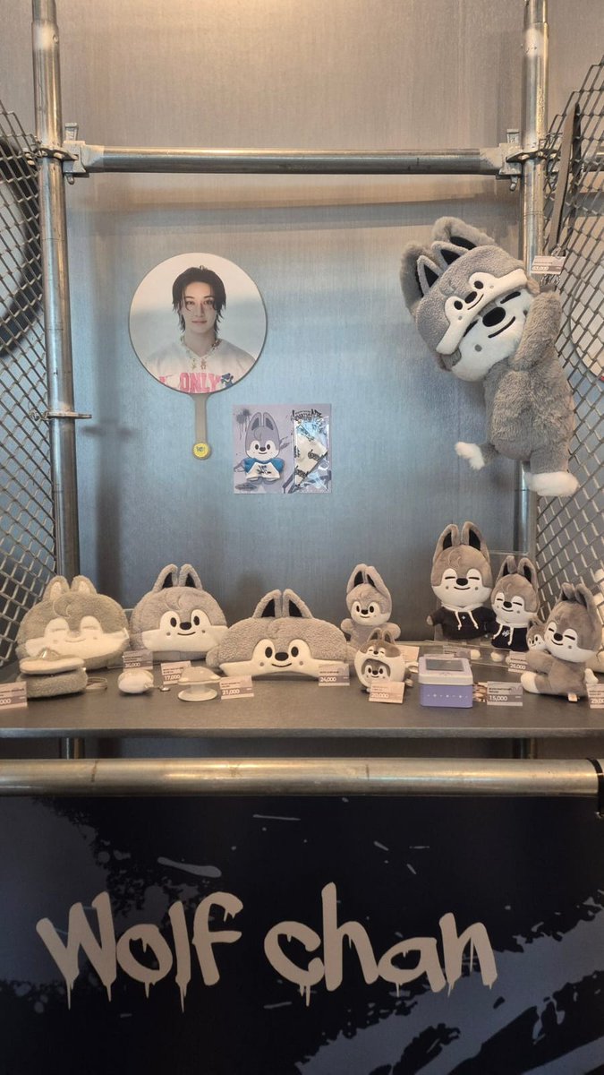 BANGCHANPERUFC's tweet image. 📸| Imagenes de la merch del POP-UP &amp;lt;dominATE : celebrATE&amp;gt; 

Bang Chan🐺

Cr. A quien corresponda

#BangChan #방찬 #ストレイキッズ #CB97 #StrayKids