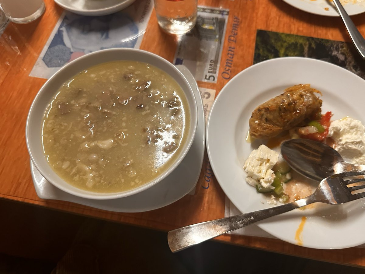 Bazen insanlar partili olmaktan, aktif siyasete girmekten, örgütlü mücadeleden uzak duruyorlar; 
oysaki tek başına, dağınık olmaktansa, bir arada, dostlarınla omuz omuza olmak sana ekstra bir güç verir…

Hiç sormayın içeride ki insanlar nasıl dayanıyor diye, cevabı