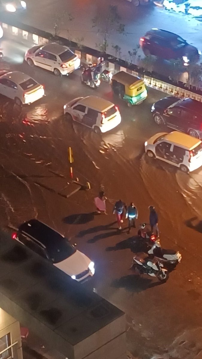 kdevforum's tweet image. Rainbow drive needs SWD from upstream to Sunnybrookes & we have a missing bit here which needs fix! @comm_blr_south has to initiate & @EASTCITYCORP has to fix Sunnybrookes missing bit.
Major roads of East has to fix Wipro drains to main rajakaluve
Pls stop photo ops, fix issues.
