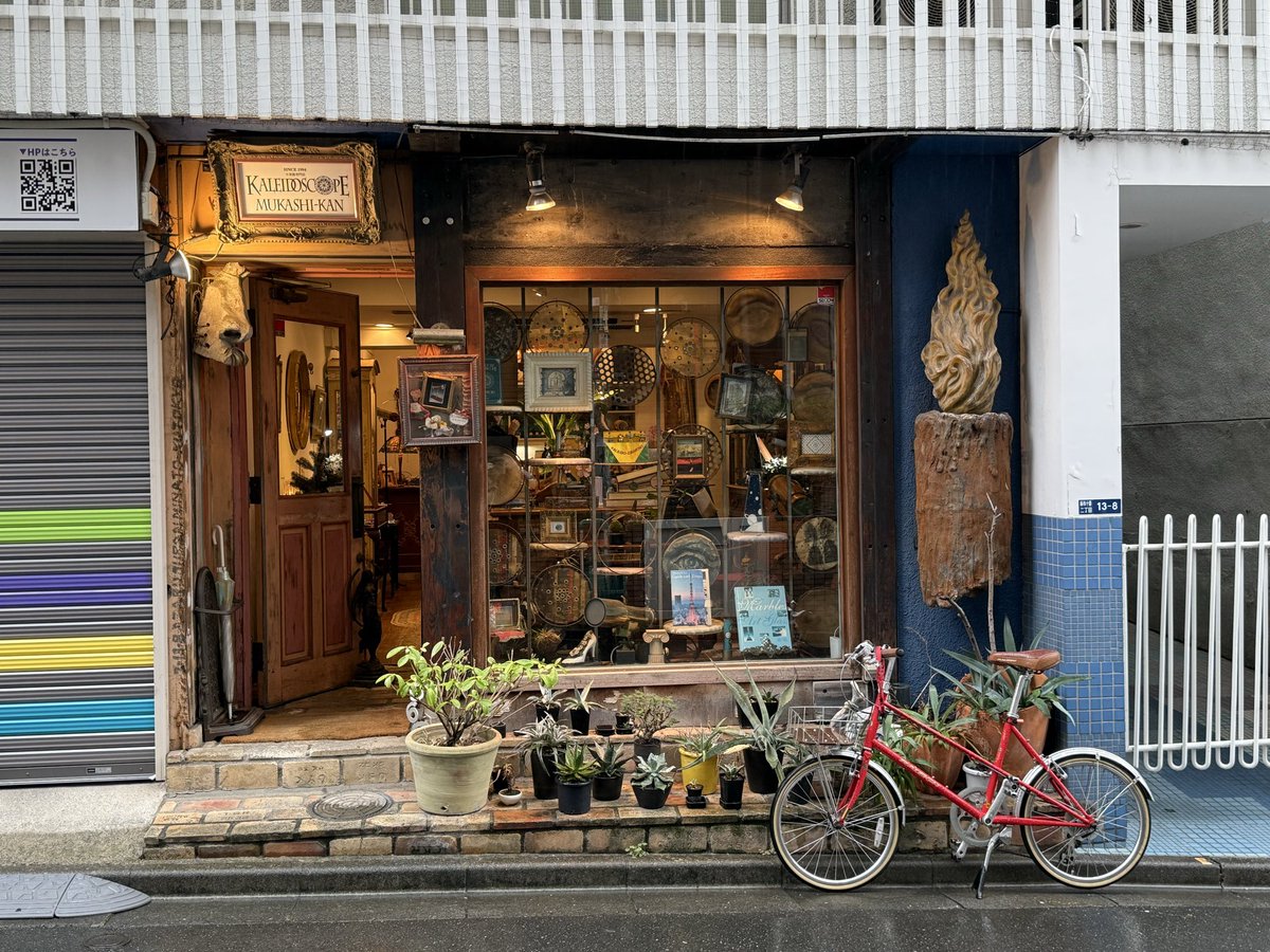 moonkittynet's tweet image. I happened across the real-life kaleidoscope store from Sailor Moon while walking around Azabu Juban.

Legit can’t figure out why I never visited when I lived there and was actively searching for locations. Maybe it just slipped under my radar?

Had a lovely talk with the owner…
