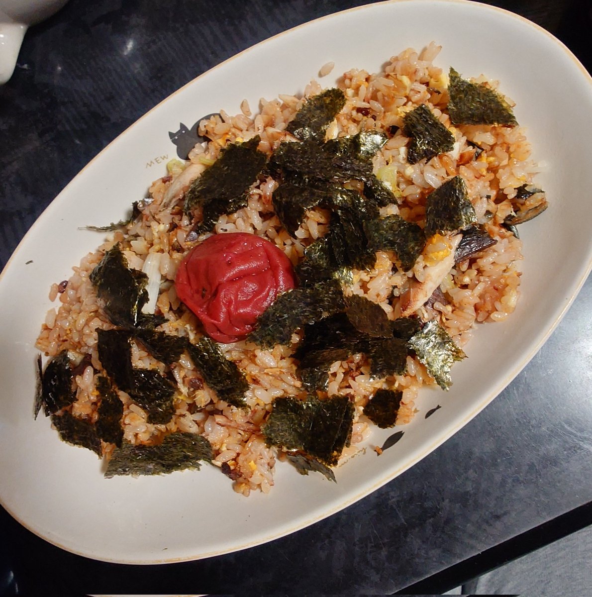 yacchy382's tweet image. ちょうど鯖の焼いたやつ残ってて
#水田信二の注文の多い料理教室　のやつ作った!!
大葉無し小骨仕立て
鯖と梅の炒飯（日の丸スタイル🇯🇵）
焼き魚と梅干しの発想無かったけども、サッパリ感が出てとても美味しかった〜
#水田信二　様へ
YouTubeいつも見てます🫡
たまに作ってます。美味しい。