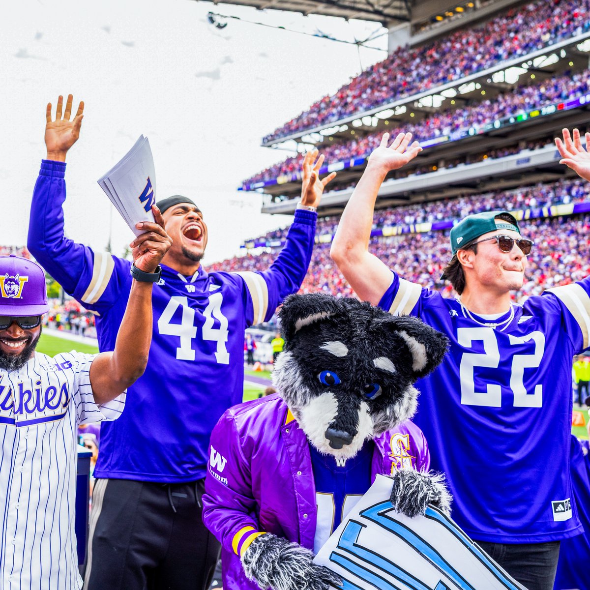 WHAT A NIGHT IN SEATTLE!!!!! 🔱

#GoHuskies x #SeizeTheMoment