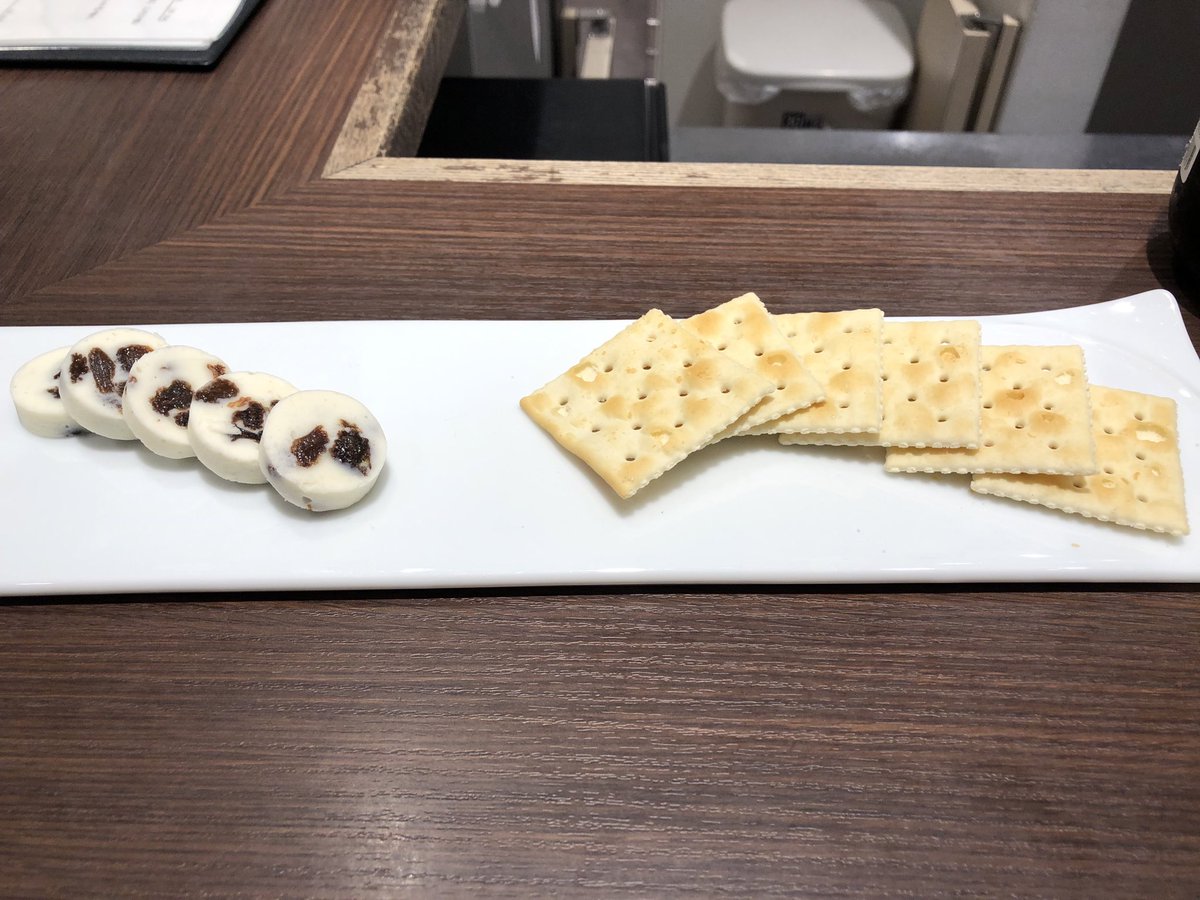 Neo_wine's tweet photo. またきた。
推し活中。
ってか棚が、ヤバい。スカスカw
#エノテカ #グランスタ #GranSta
#カルピスバター #幻のバター https://t.co/qhbGtbEjcA