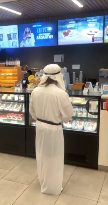 vine a una ypf a cargar nafta y comprar un agua y habia un arabe(?