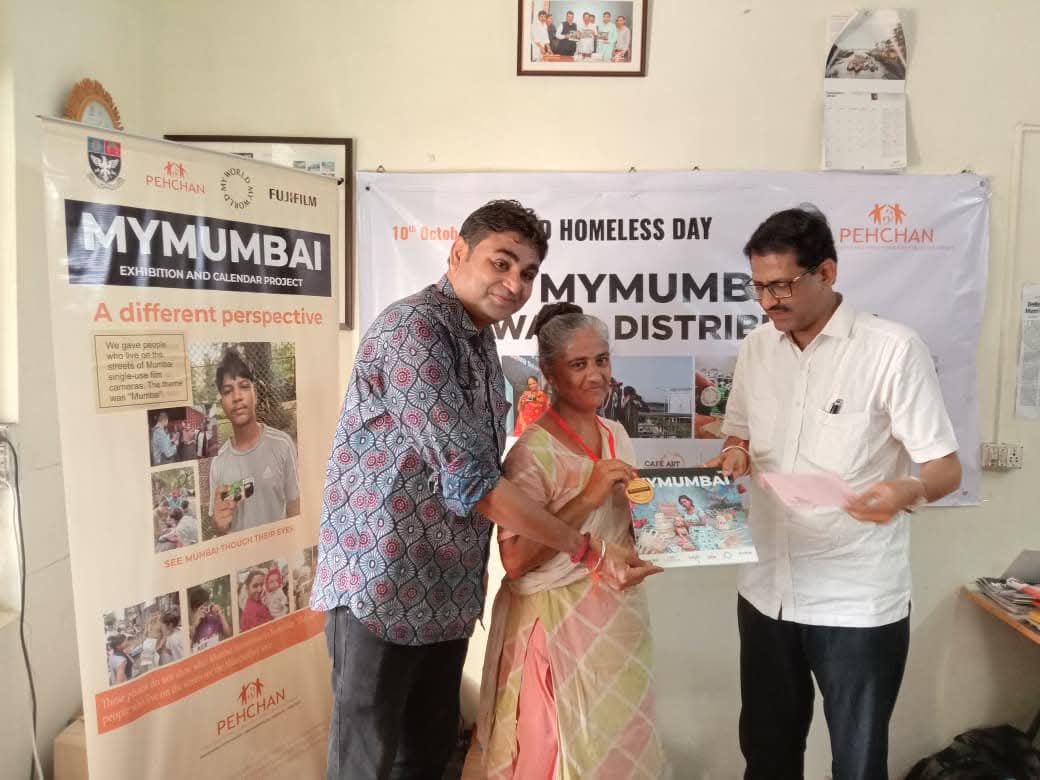 विश्व बेघर दिवस पर मुंबई के 11 फोटोग्राफर्स का सम्मान

‘पहचान’ के माय मुंबई कैलेंडर 2025 प्रोजेक्ट के तहत रचनात्मकता और मुंबई के जज़्बे को मिला सम्मान

विश्व बेघर दिवस के अवसर पर 10 अक्टूबर 2025 को मुंबई की बेघर समुदाय से जुड़े 11 प्रतिभाशाली फोटोग्राफर्स को उनकी रचनात्मकता और