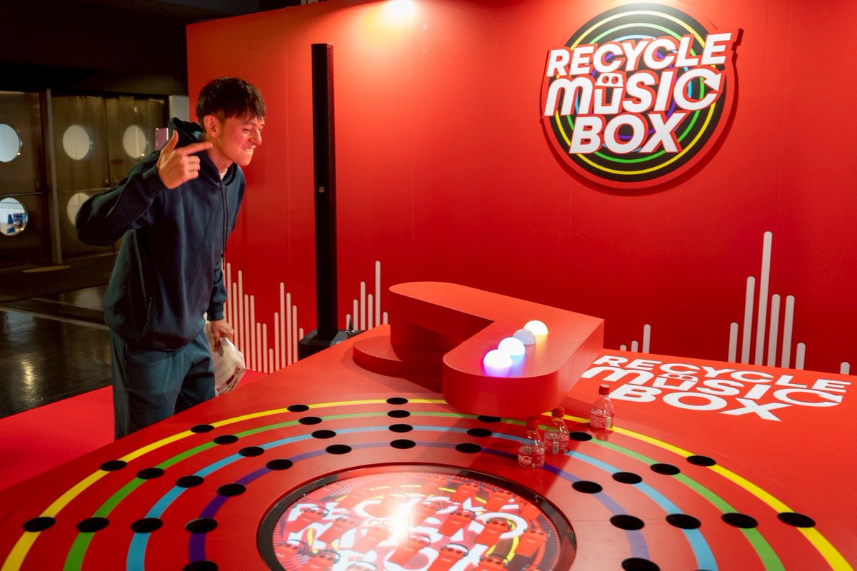 harrysugiyama's tweet photo. まもなく！！
"Coca-Cola X Fes 2025" 超絶エネルギッシュで世界が注目するアーティストたちが大集合！！&amp;TEAM の皆も！！僕は生ラジオ🔥 今回はブースもめちゃくちゃ面白い！！ゲーム、カラオケ、リサイクルミュージックボックス、アディダスの歴代W杯ボール、グッズ！最高だ！
#CocaColaXFes2025 https://t.co/cedWajDtdW