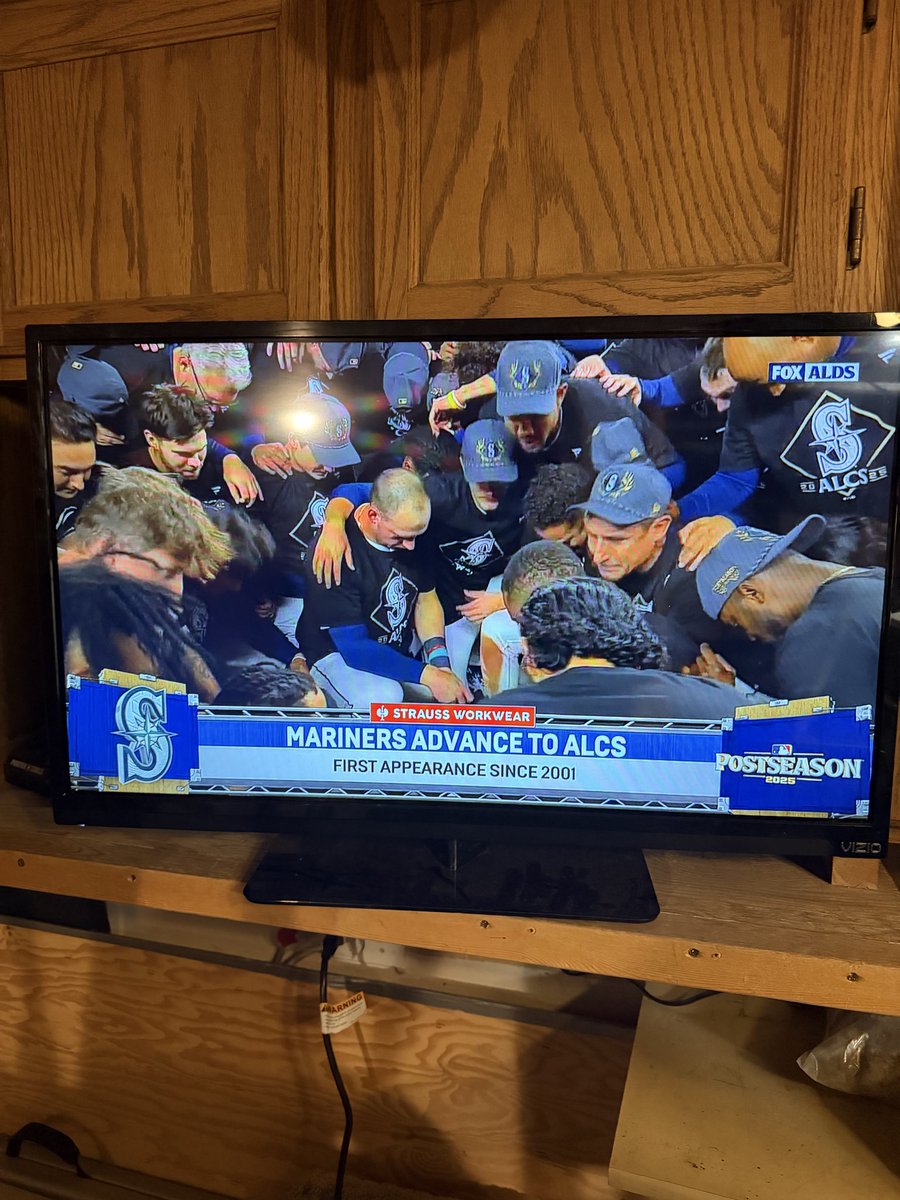 danielbusta's tweet image. Now, this is touching. @Mariners say a prayer after moving on to the #ALCS - wow. What a game. Congrats Seattle!!!