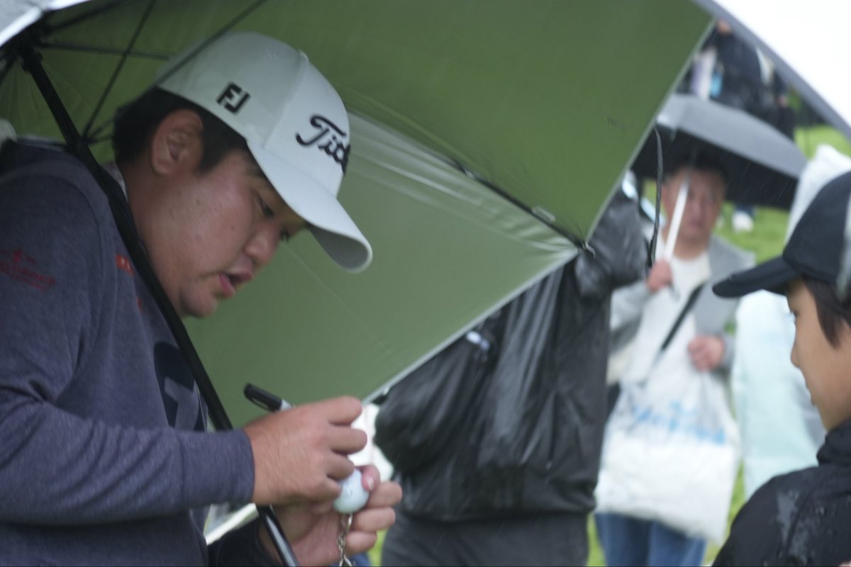 golfnetwork_jp's tweet photo. 米澤蓮選手が6アンダー6️⃣5️⃣をマークしトータル7アンダーに。このまま上位が伸び悩むと最終日チャンスが出てきそうです👍
最終9番ホールアウト直後ついてくれたジュニアにサインしてました✍️
#GOREN
#BaycurrentClassic
#ベイカレントCレクサス https://t.co/yOSOJwnRfe