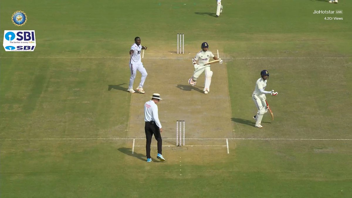 loyal_cskian's tweet image. People who think it was yashasvi Jaiswal&apos;s runout, has almost 0 cricket knowledge. The work of non striker is not to binge watch the ball , rather trust his partner. If he wants, he can see the ball for a sec and if he thinks there&apos;s no single, he should be yelling &apos;no&apos; from his…